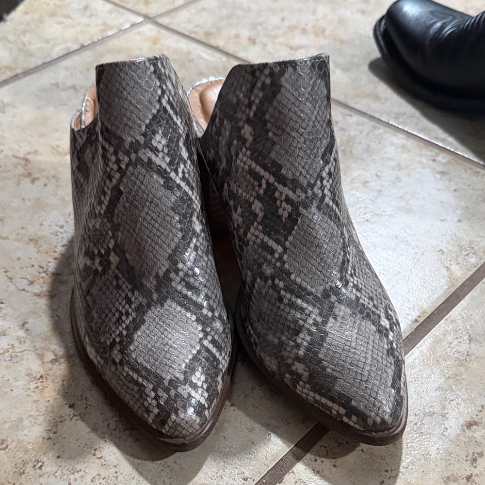 Report Gray Snakeskin Mules